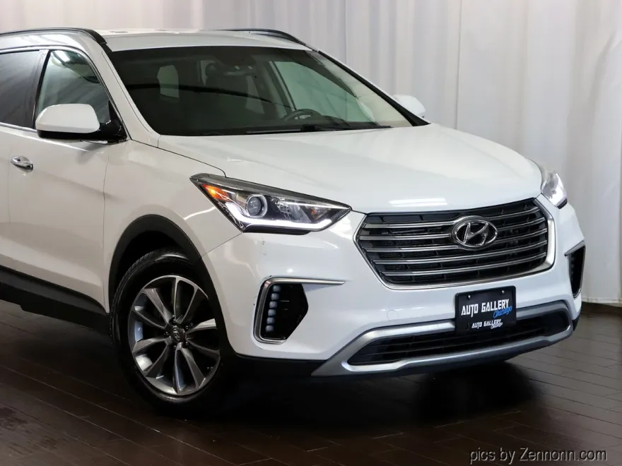 2017 Hyundai Santa Fe SE photo 1