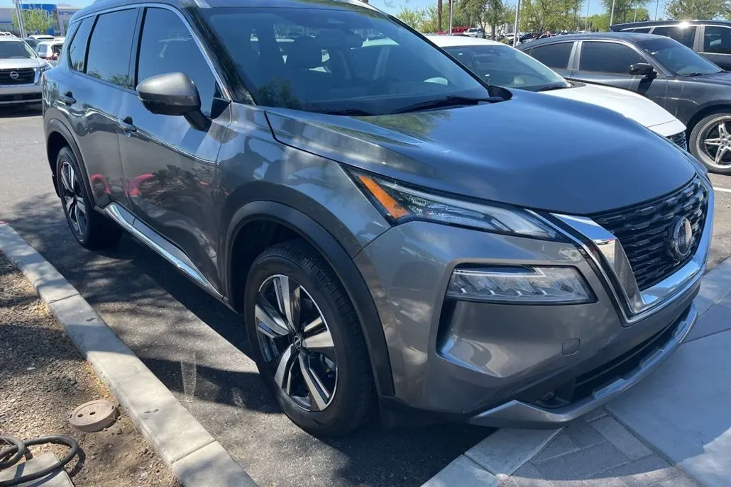 2022 Nissan Rogue SL photo 1
