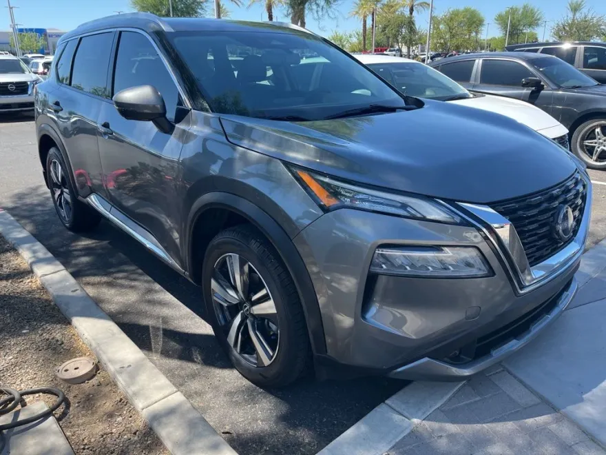 2022 Nissan Rogue SL photo 1