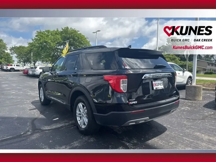 2023 Ford Explorer XLT photo 1