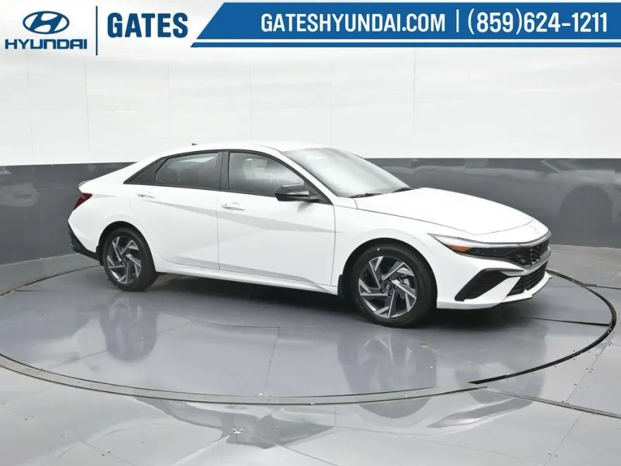 2025 Hyundai Elantra SEL Sport photo 1