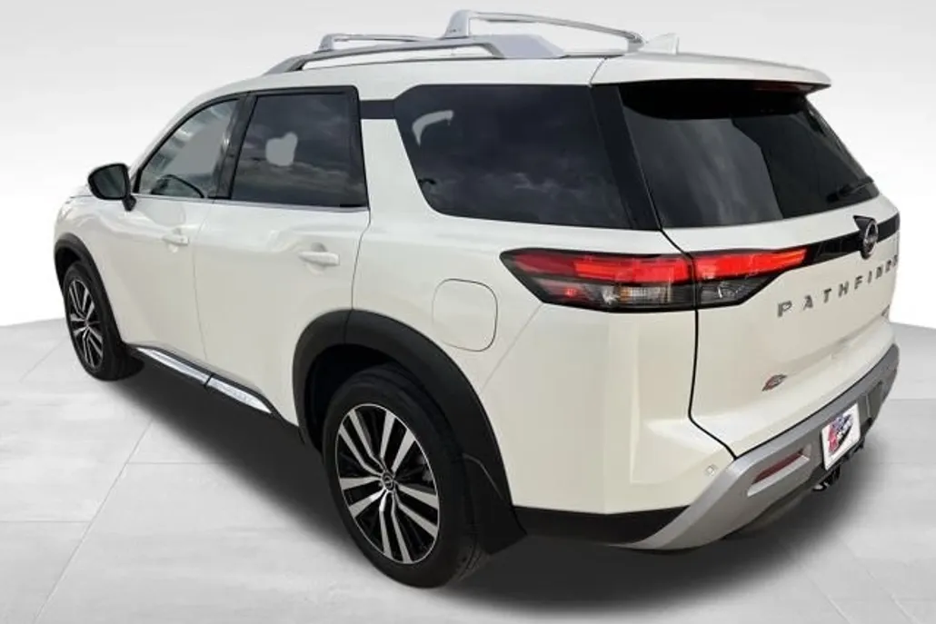 2024 Nissan Pathfinder Platinum photo 1