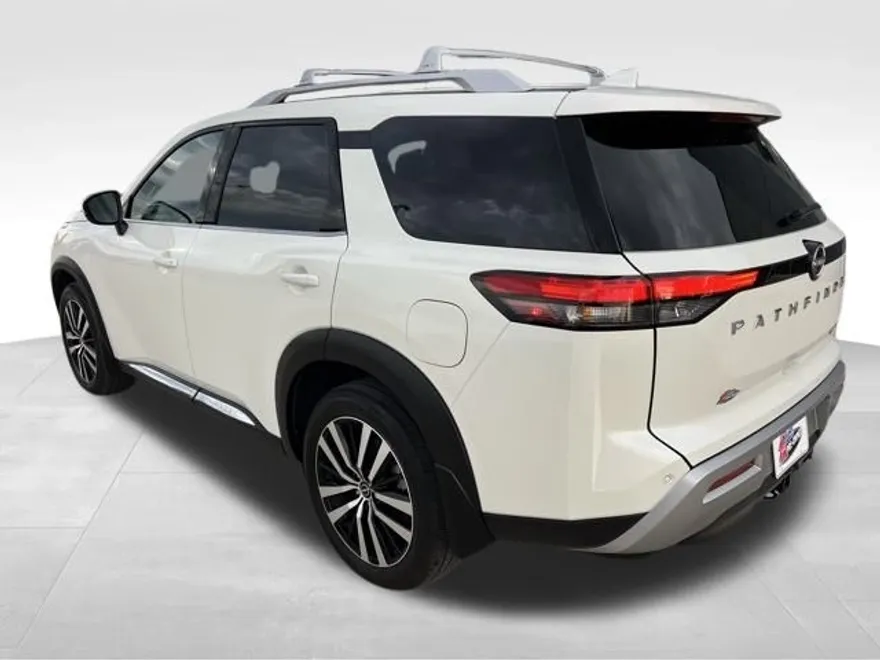 2024 Nissan Pathfinder Platinum photo 1