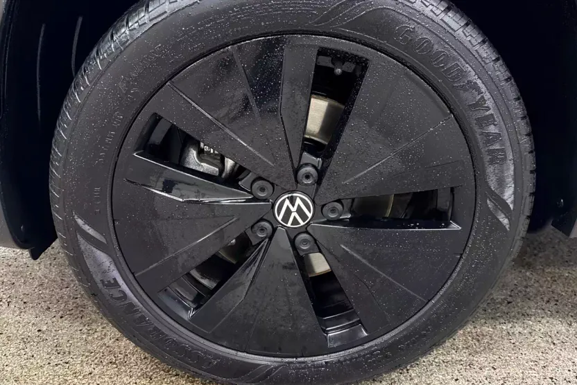 2023 Volkswagen Taos SE photo 1