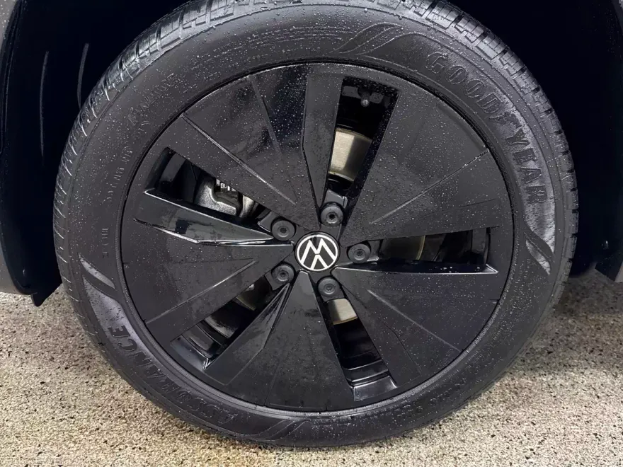 2023 Volkswagen Taos SE photo 1