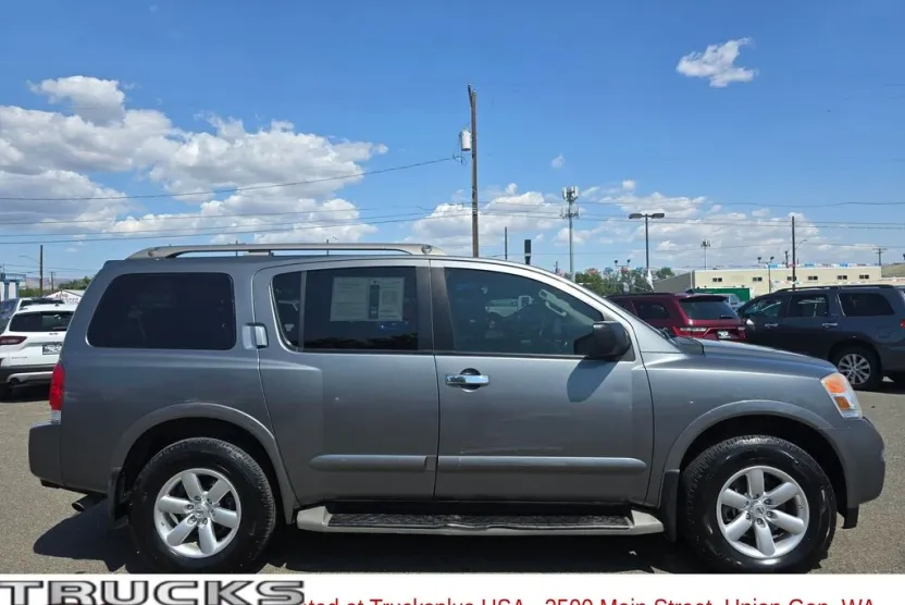 2015 Nissan Armada SV photo 1