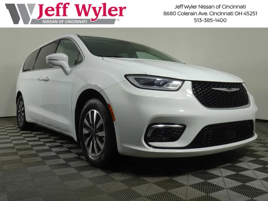 2022 Chrysler Pacifica Hybrid Touring L photo 1