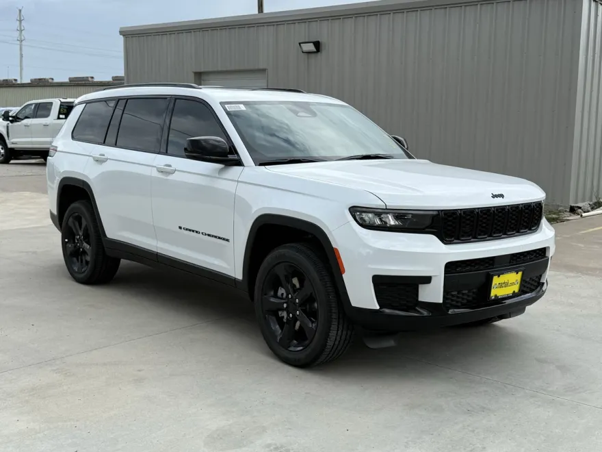 2025 Jeep Grand Cherokee Altitude photo 1