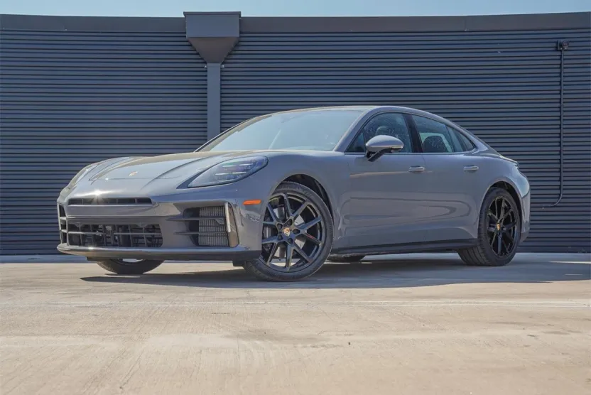 2025 Porsche Panamera 4 photo 1