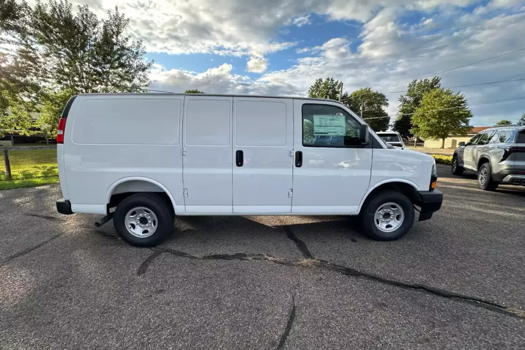2025 Chevrolet Express Cargo 2500 Base photo 1