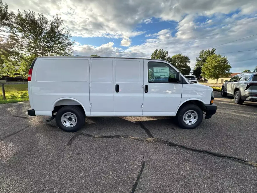 2025 Chevrolet Express Cargo 2500 Base photo 1