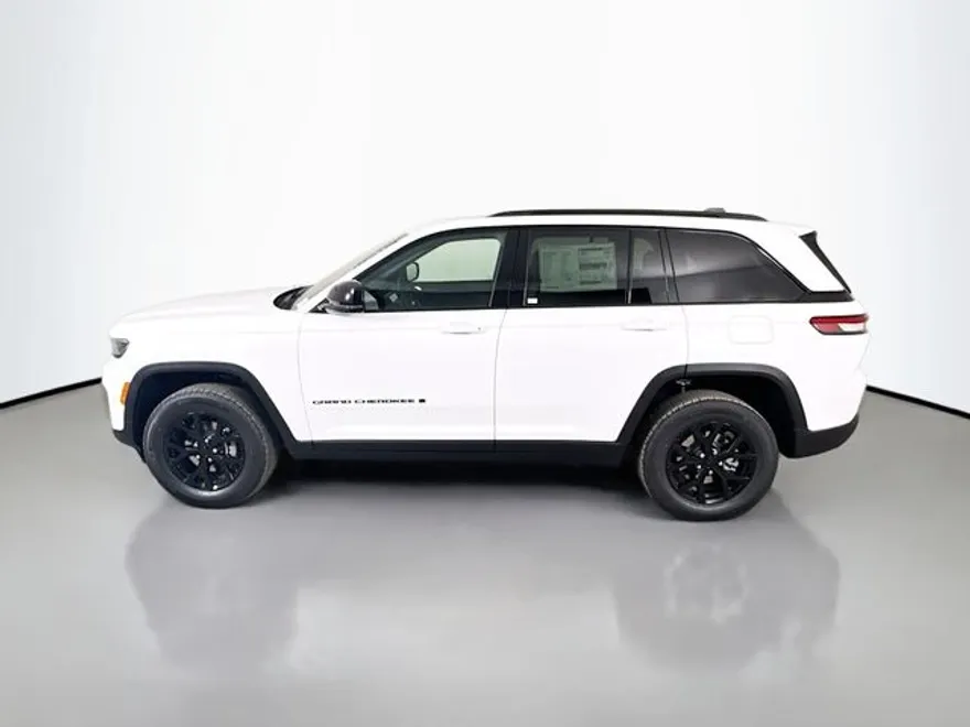 2025 Jeep Grand Cherokee Laredo Altitude photo 1