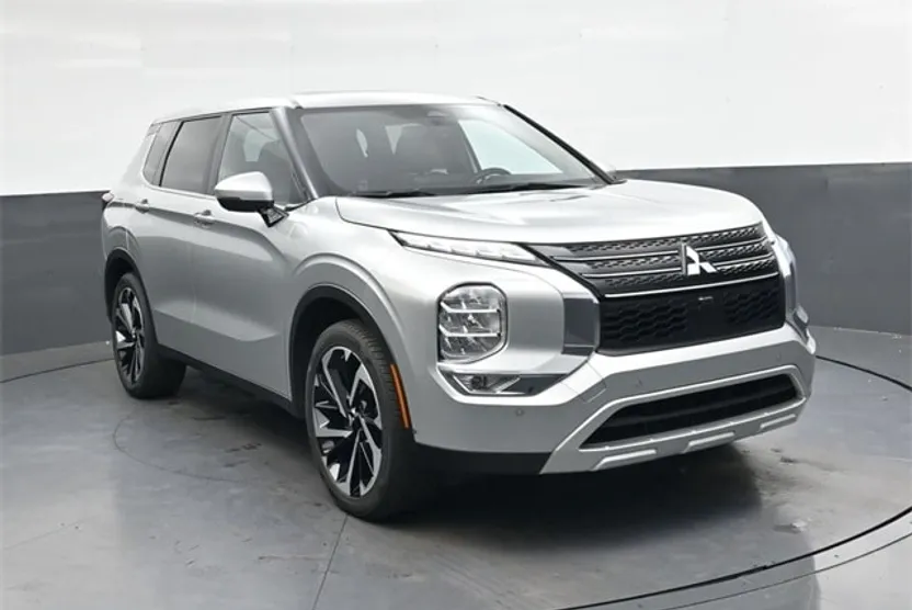 2024 Mitsubishi Outlander SE photo 1