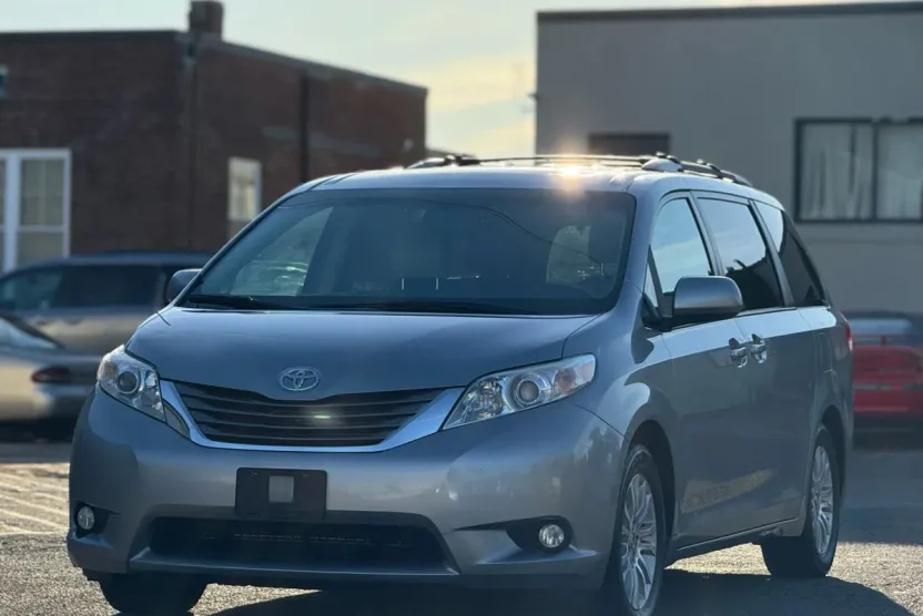 2012 Toyota Sienna XLE photo 1