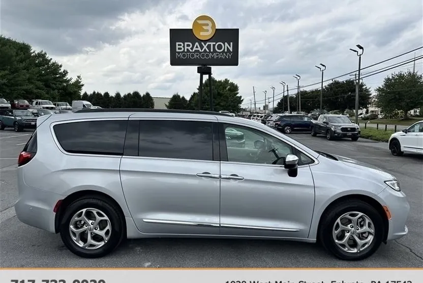 2023 Chrysler Pacifica Limited photo 1