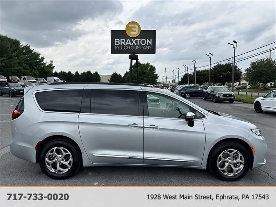 2023 Chrysler Pacifica Limited photo 1