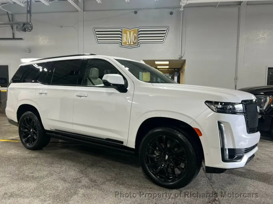2024 Cadillac Escalade Sport photo 1