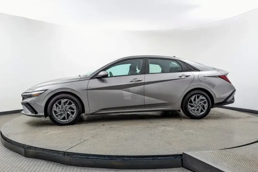 2024 Hyundai Elantra SEL photo 1