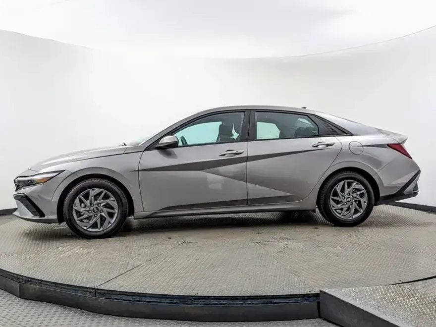 2024 Hyundai Elantra SEL photo 1