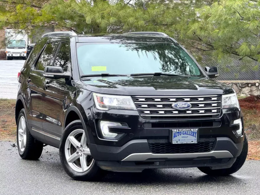 2017 Ford Explorer XLT photo 1