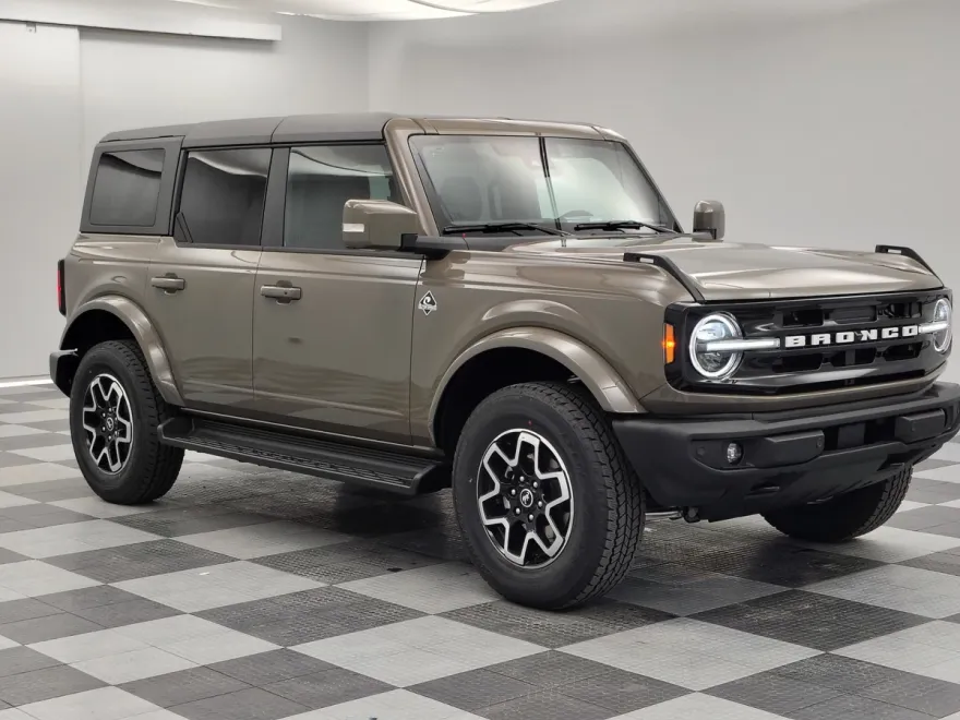 2025 Ford Bronco Outer Banks photo 1