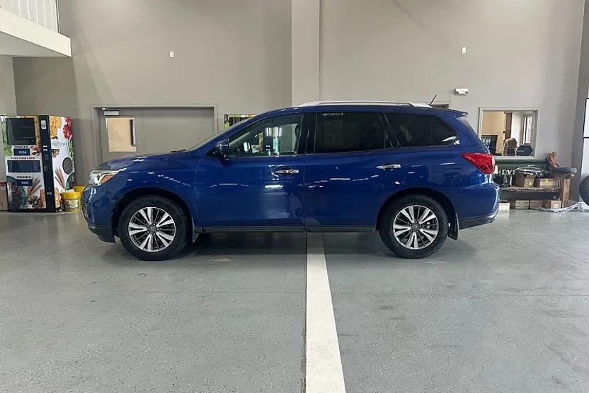 2017 Nissan Pathfinder Platinum photo 1