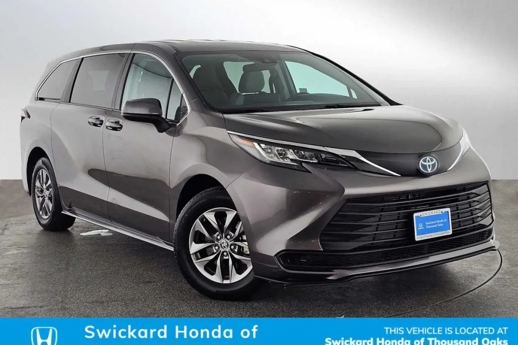 2023 Toyota Sienna LE photo 1