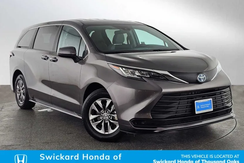 2023 Toyota Sienna LE photo 1