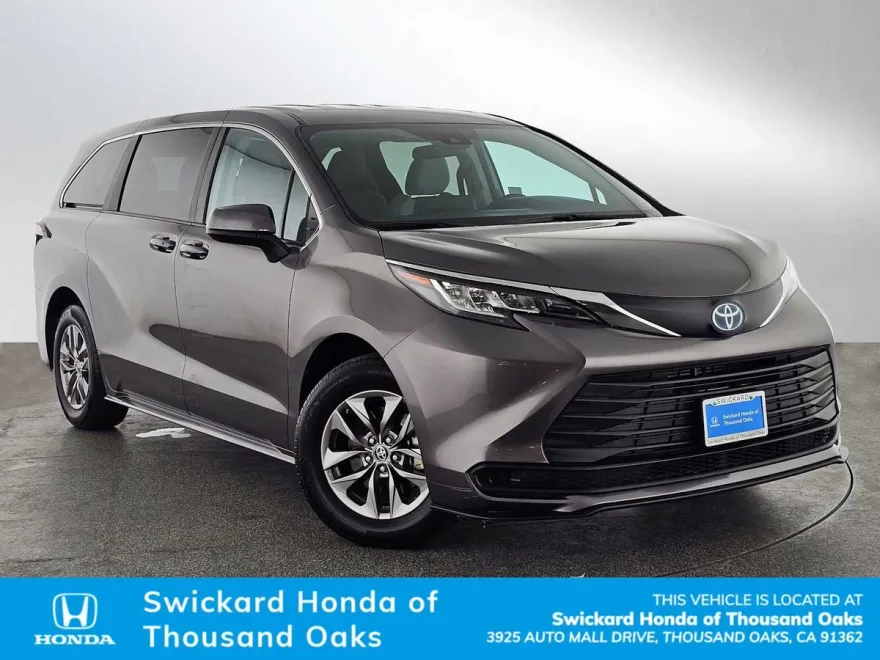 2023 Toyota Sienna LE photo 1