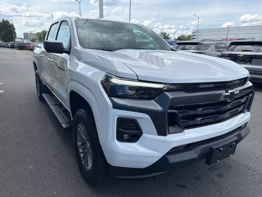 2026 Chevrolet Colorado LT photo 1