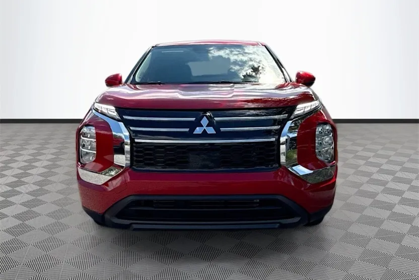 2025 Mitsubishi Outlander ES photo 1