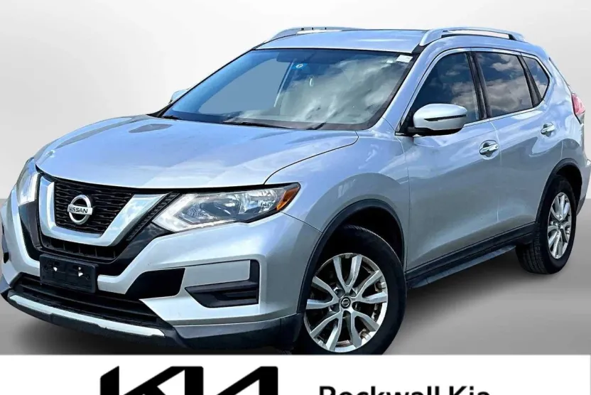 2017 Nissan Rogue SV photo 1
