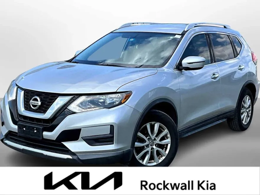 2017 Nissan Rogue SV photo 1