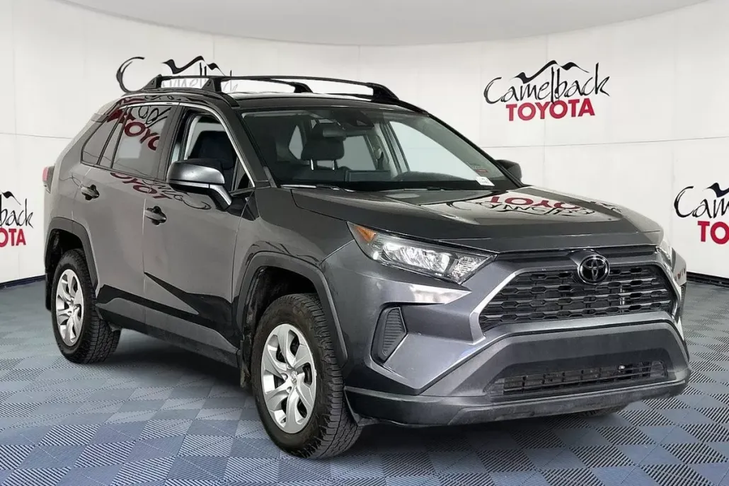 2021 Toyota RAV4 LE photo 1