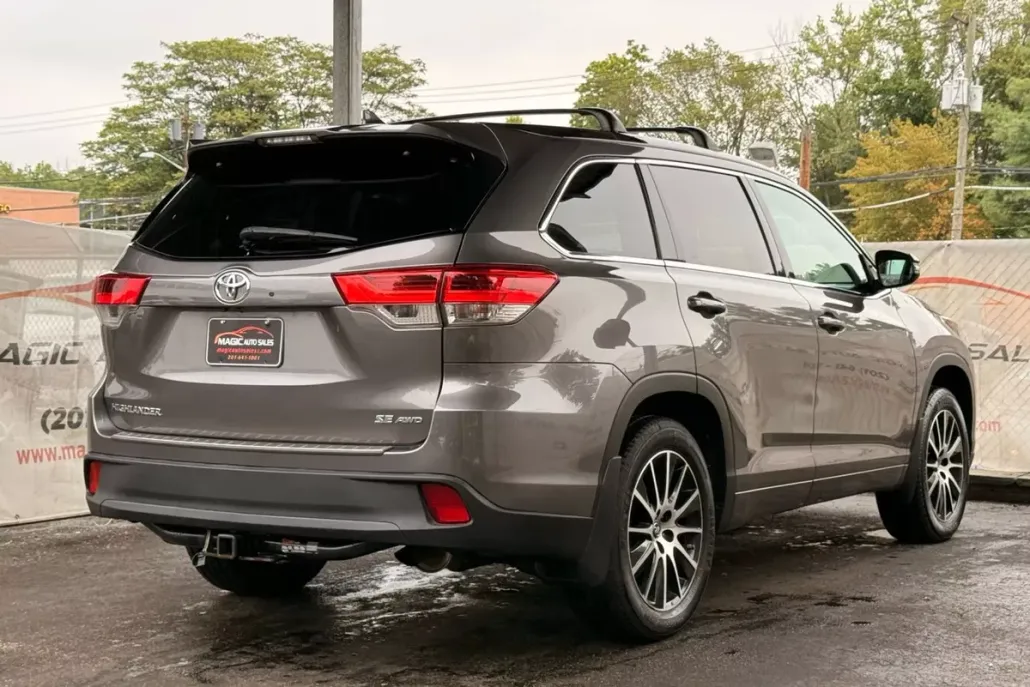 2017 Toyota Highlander SE Sport photo 1