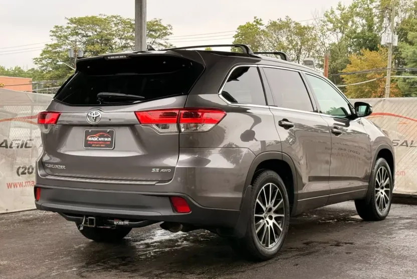 2017 Toyota Highlander SE Sport photo 1