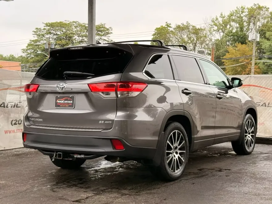 2017 Toyota Highlander SE Sport photo 1