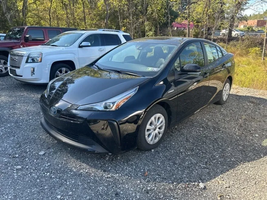 2022 Toyota Prius L photo 1