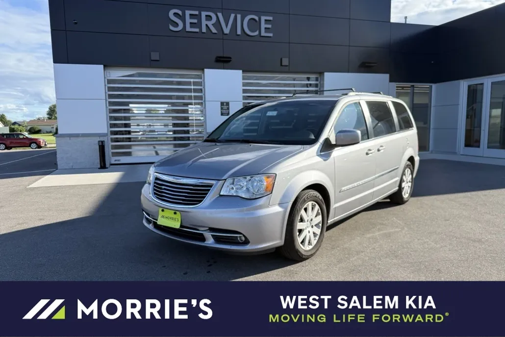 2015 Chrysler Town & Country Touring photo 1