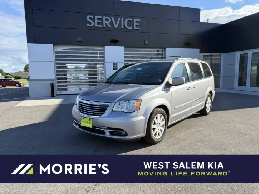2015 Chrysler Town & Country Touring photo 1