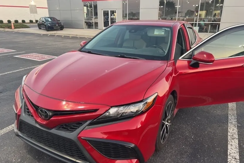 2022 Toyota Camry SE photo 1