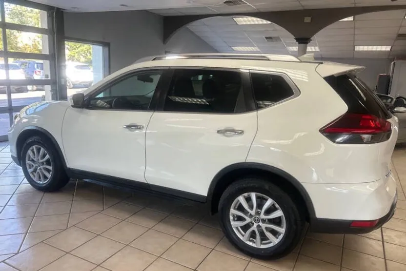 2020 Nissan Rogue SV photo 1