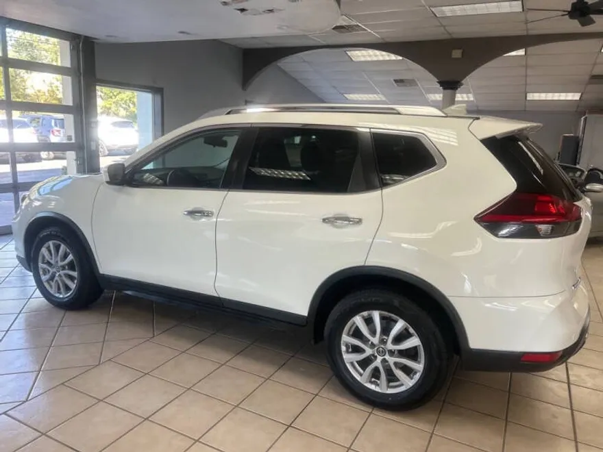 2020 Nissan Rogue SV photo 1