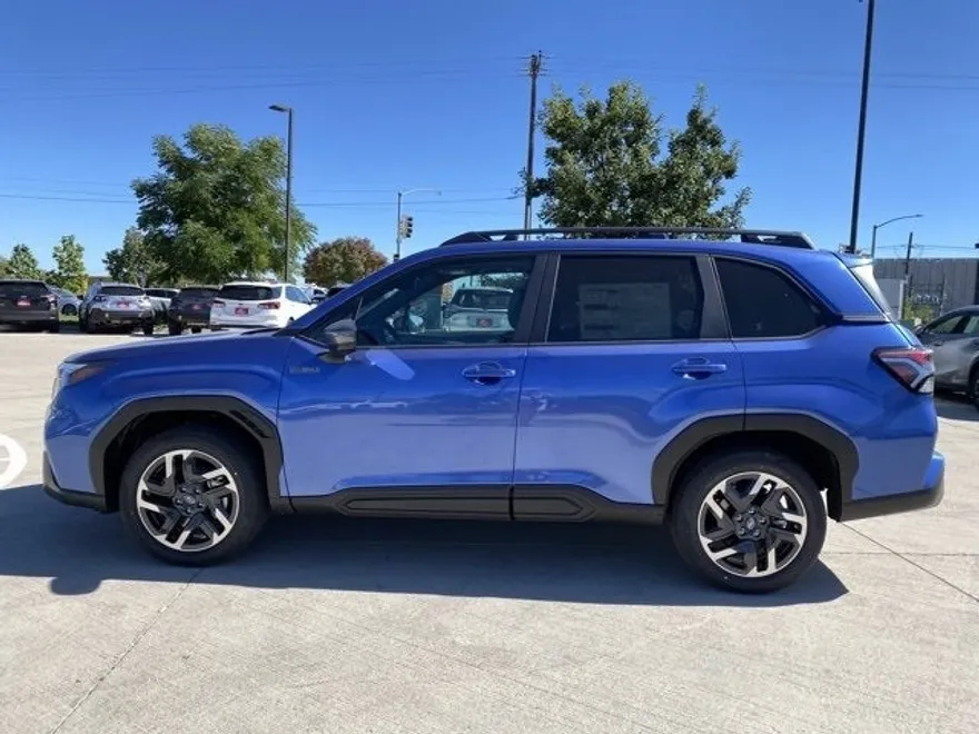 2025 Subaru Forester Premium photo 1
