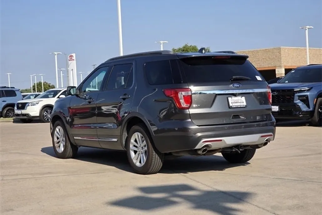 2017 Ford Explorer XLT photo 1
