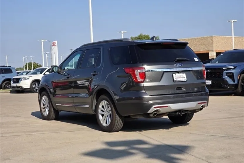 2017 Ford Explorer XLT photo 1