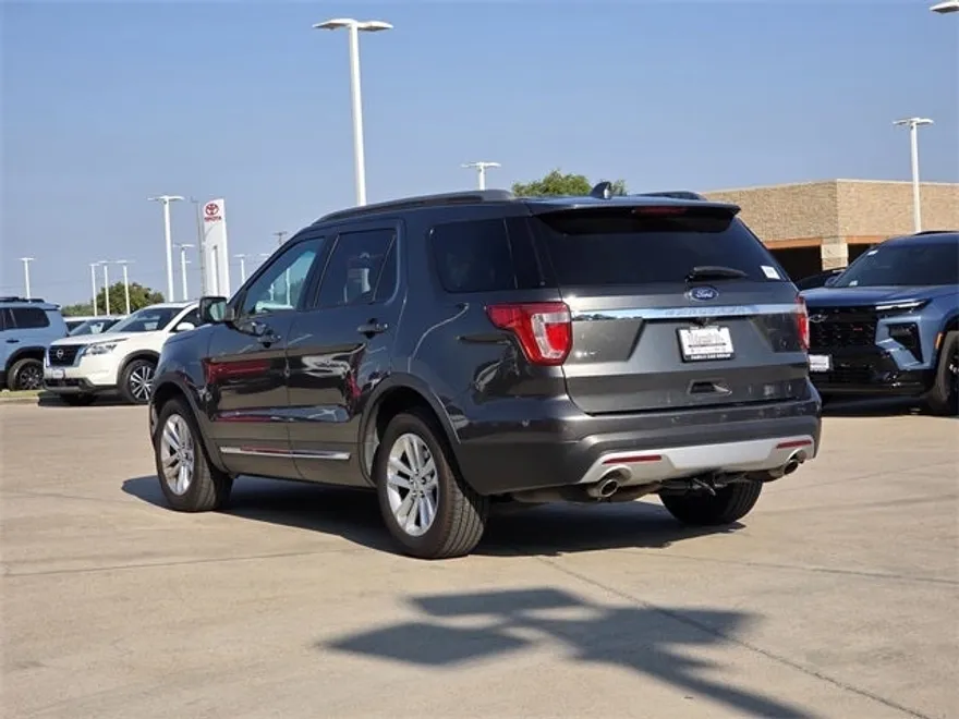 2017 Ford Explorer XLT photo 1