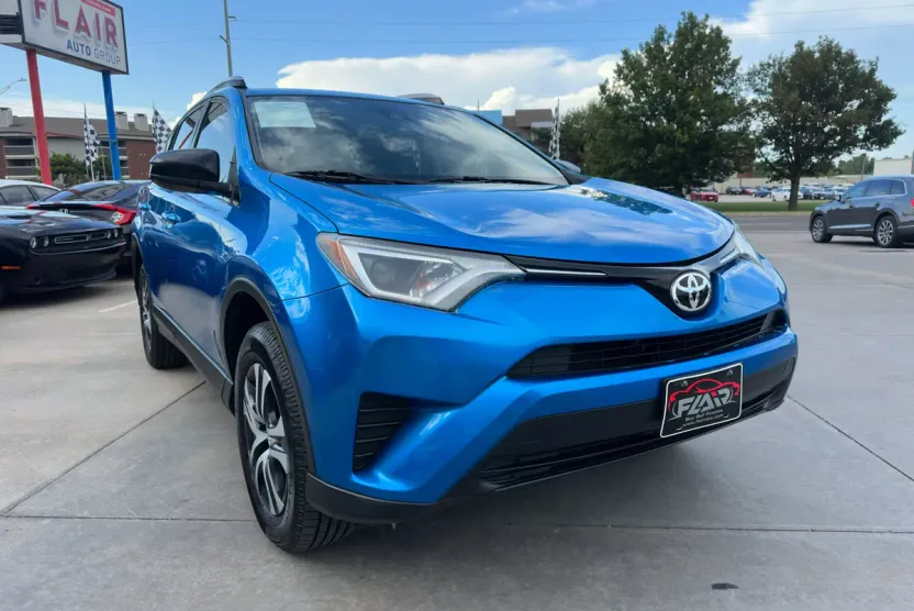 2018 Toyota RAV4 LE photo 1