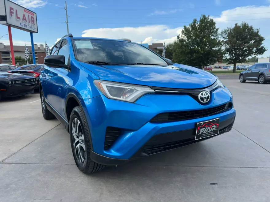 2018 Toyota RAV4 LE photo 1
