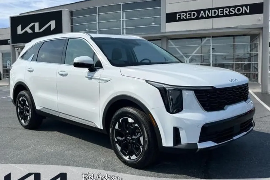 2025 Kia Sorento S photo 1